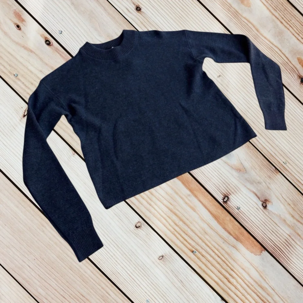 Lululemon size 2 Reversible Double-Knit Crew Neck 39% merino wool sweater